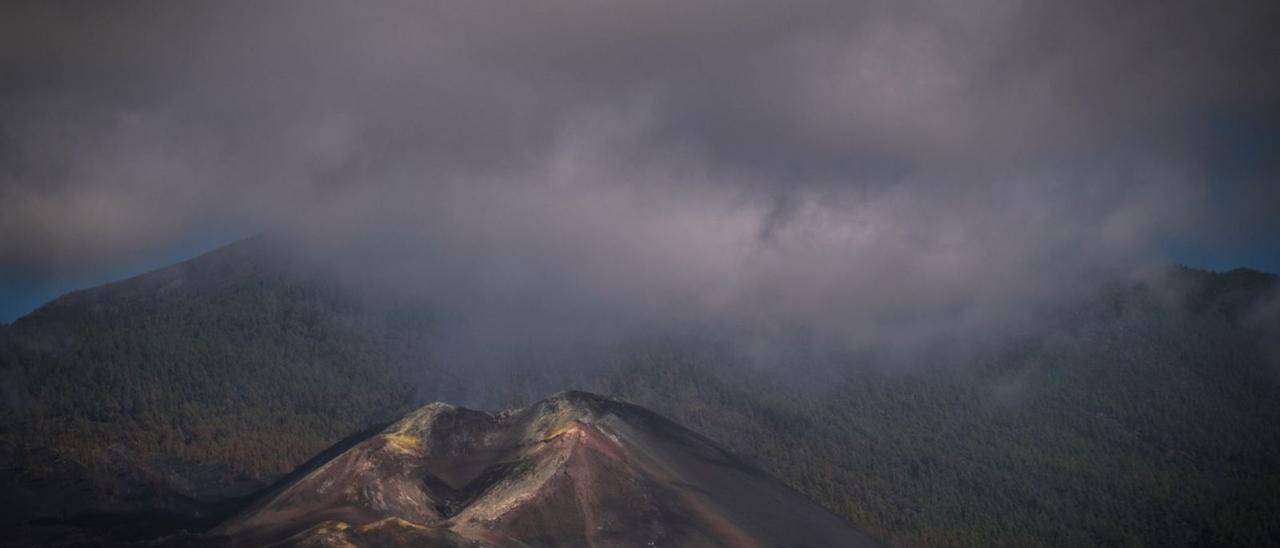 Panoràmica del volcà de la Palma i de la nova orografia de la zona un any després de l’erupció. | ANDRÉS GUTIÉRREZ/LP