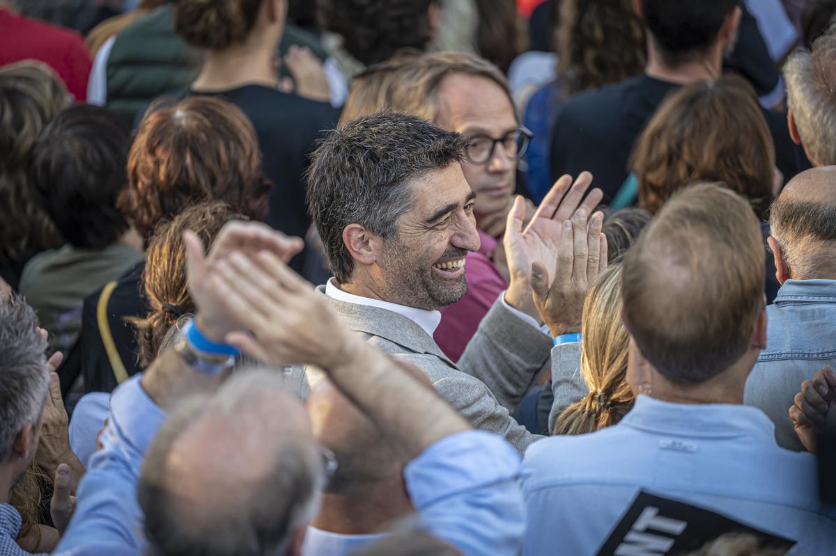 Más de 60.000 personas, según la organización, se citan bajo el Arc de Triomf de Barcelona para reivindicar el 1-O Abucheos a Forcadell y Rovira y aclamación a Puigdemont en el acto convocado por el Consell per la República