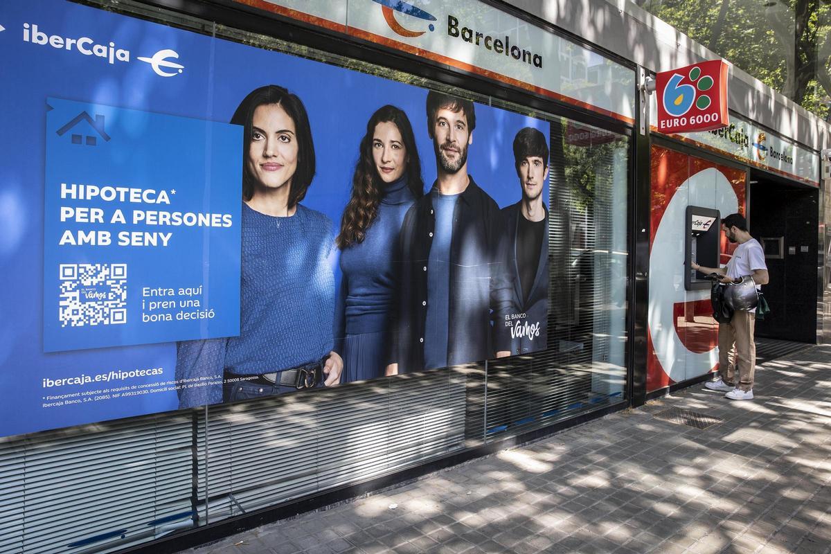 Publicidad de hipotecas en la fachada de un banco en Barcelona