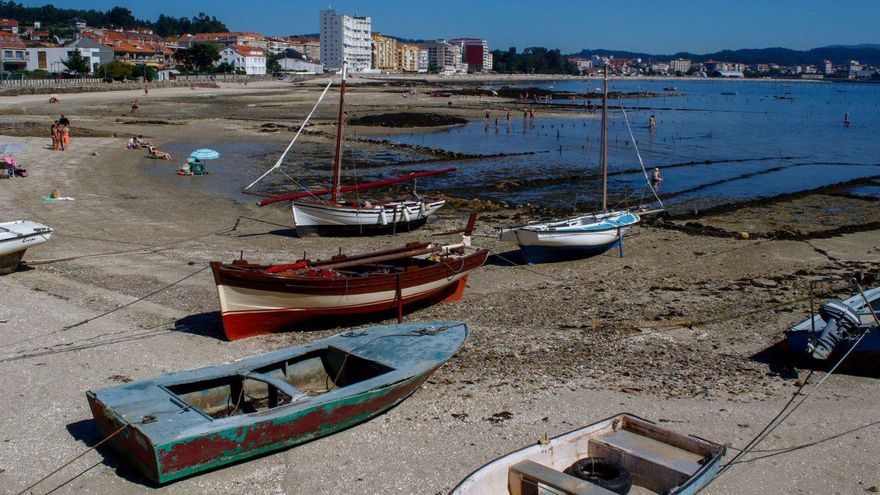 Esta es la imagen que ofrece la playa de A Covacha una vez expirado el plazo dado por el Concello para retirar las embarcaciones.