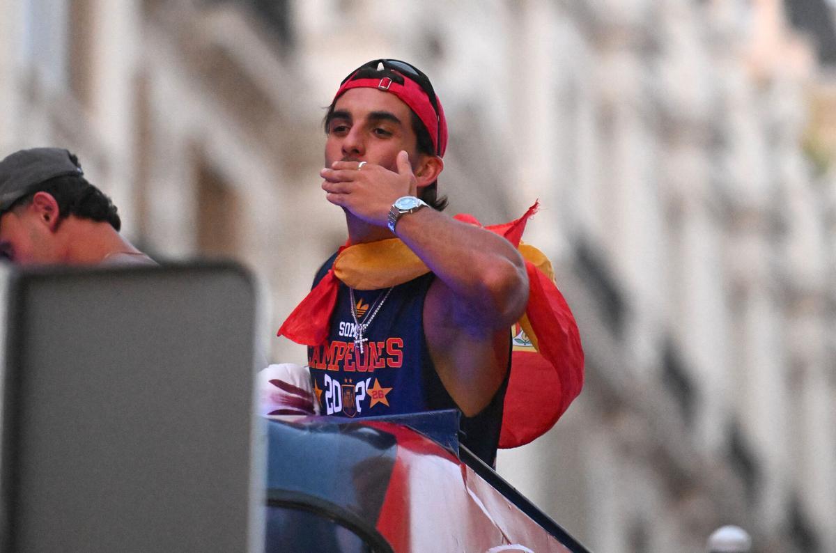 Ferrán Torres durante la rúa de celebración de la Selección Española por el triunfo en el Mundial 2026, a 20 de julio de 2026, en Madrid (España). El combinado español se convirtió ayer en campeón del Mundial 2026 de fútbol, tras vencer por 1-0 a Argentina con gol de Ferrán Torres. FÚTBOL;CELEBRACIÓN;VICTORIA;MUNDIAL José Oliva / Europa Press 20/07/2026. Ferrán Torres;José Oliva;category_code_sho