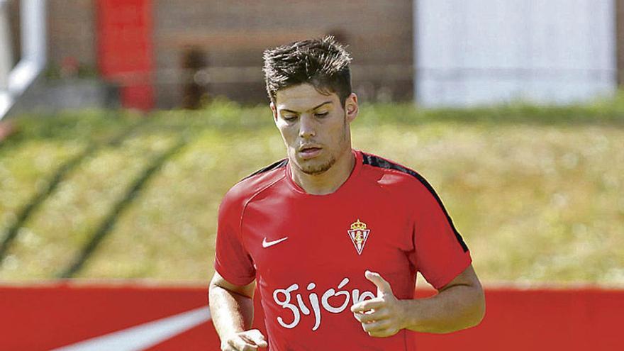 Jorge Meré realizando ejercicios con el balón, y a la derecha, Alberto Lora durante el entrenamiento regenerativo de ayer.