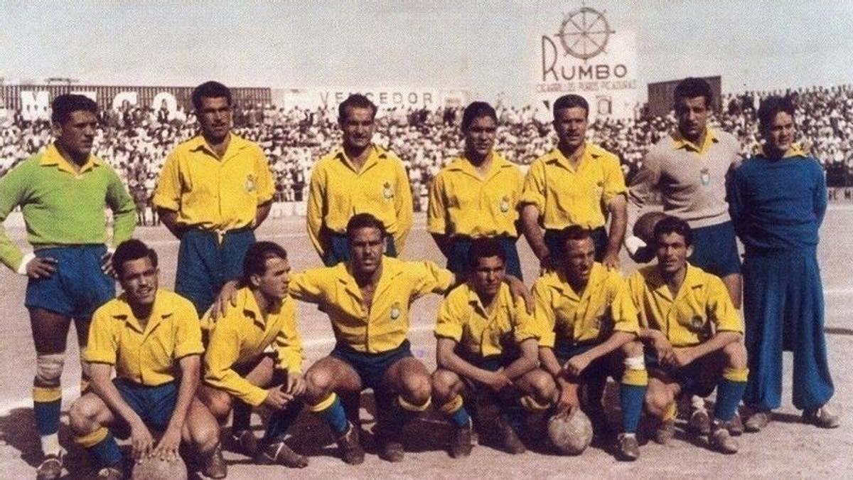 Primer ascenso de la UD Las Palmas en el Estadio Insular, el 8 de julio de 1951. El partido acabó con victoria amarilla por 4-1 sobre el Málaga, con goles de Peña, Manolín, Tacoronte y Polo