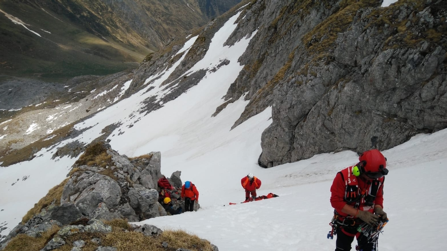 Herida grave una montañera tras caer 150 metros en Cerreos