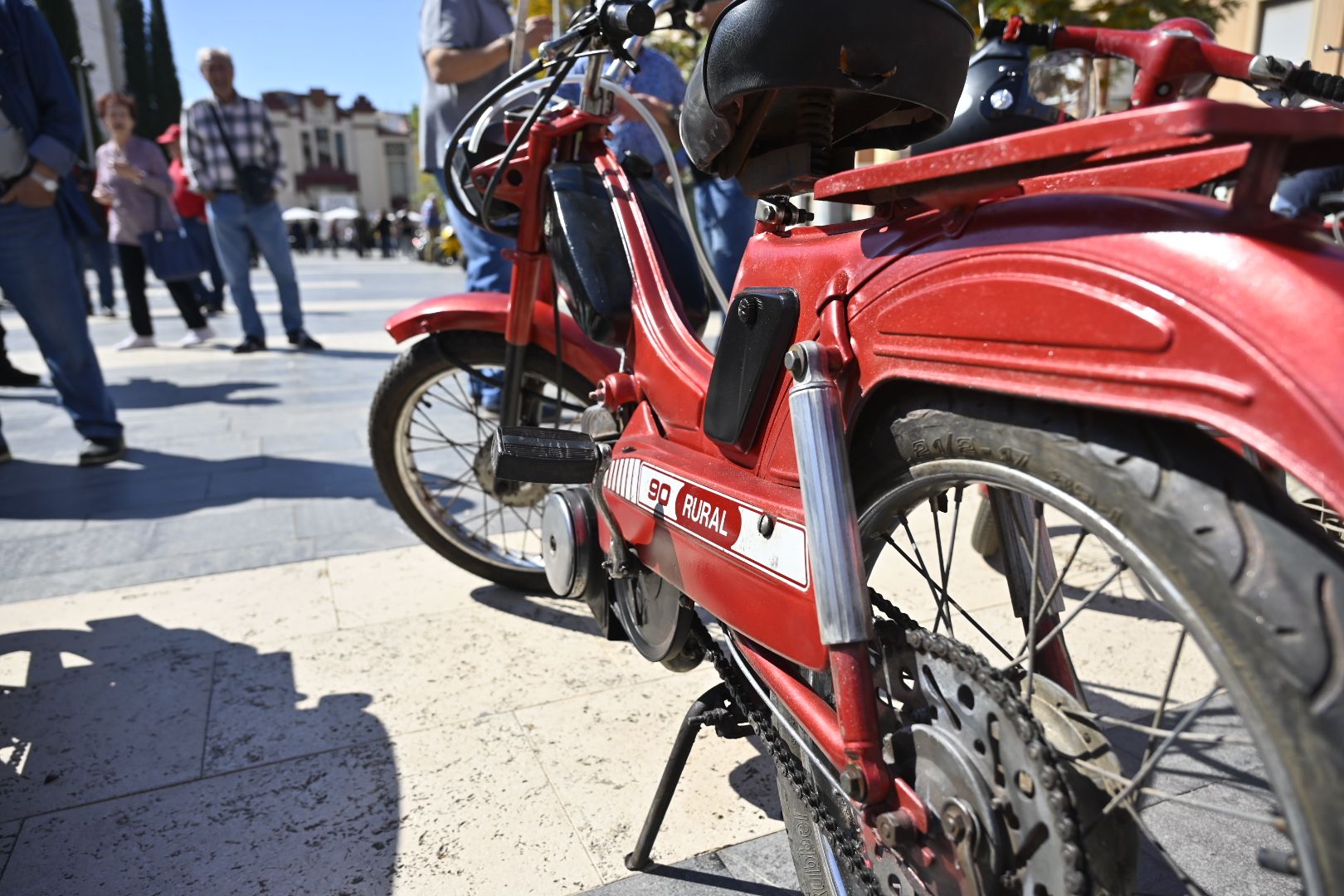 Galería de imágenes: Motos clásicas y vespas 'invaden' Almassora