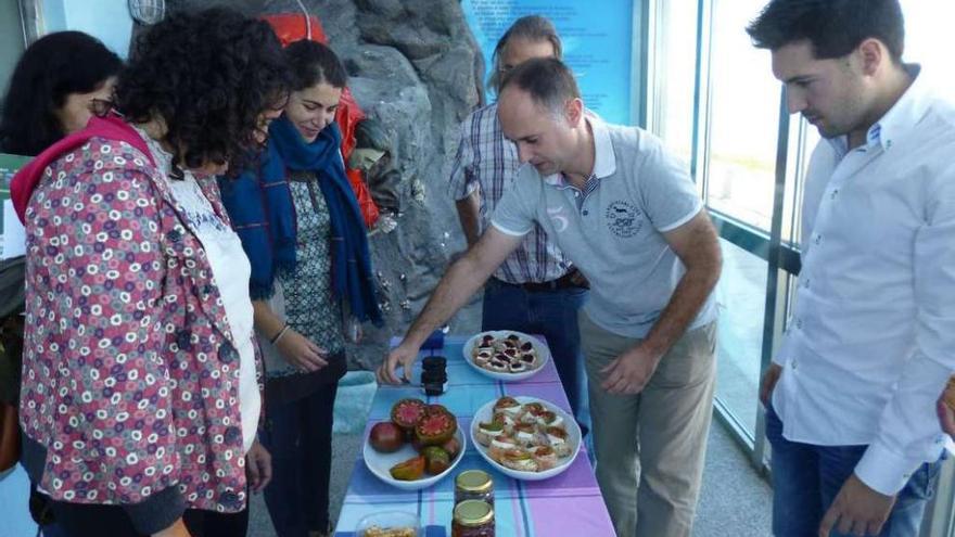 Cata de productos producidos en la Reserva de la Biosfera, ayer en el Aula do Mar de Mera. i.r.