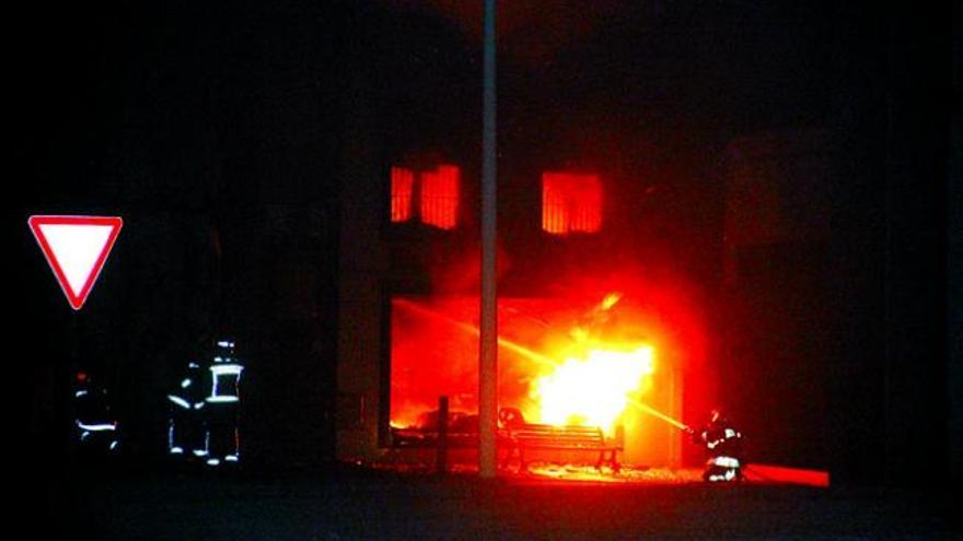 Un incendio calcina 16 vehículos en  un taller de mecánica en Lanzarote