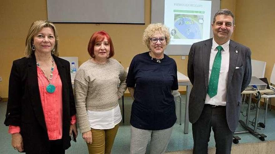 Por la izquierda, Pilar Vázquez, de Emulsa; las representantes vecinales Carmen Vilas y Lola Fernández, y el concejal Esteban Aparicio.