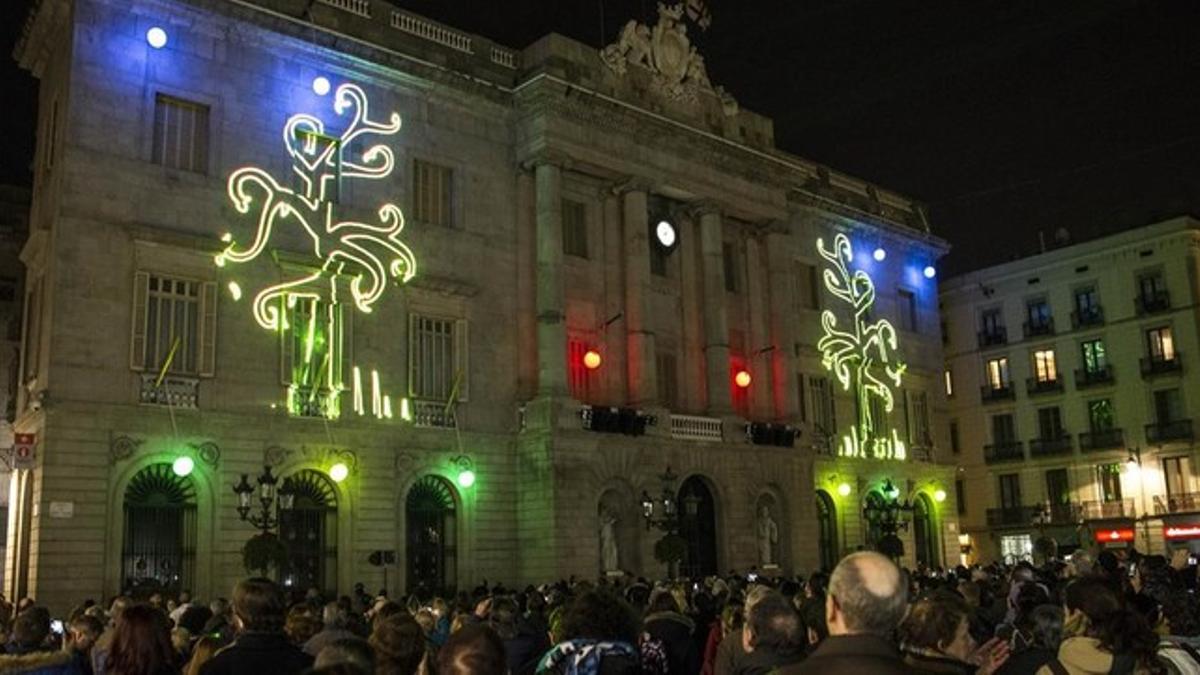 Proyección de luces en la Plaza de Sant JaUme, durante la inauguración de las fiestas de Santa Eulalia.