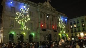 Proyección de luces en la Plaza de Sant Jaume, el jueves por la noche durante la inauguración de las fiestas de Santa Eulàlia.