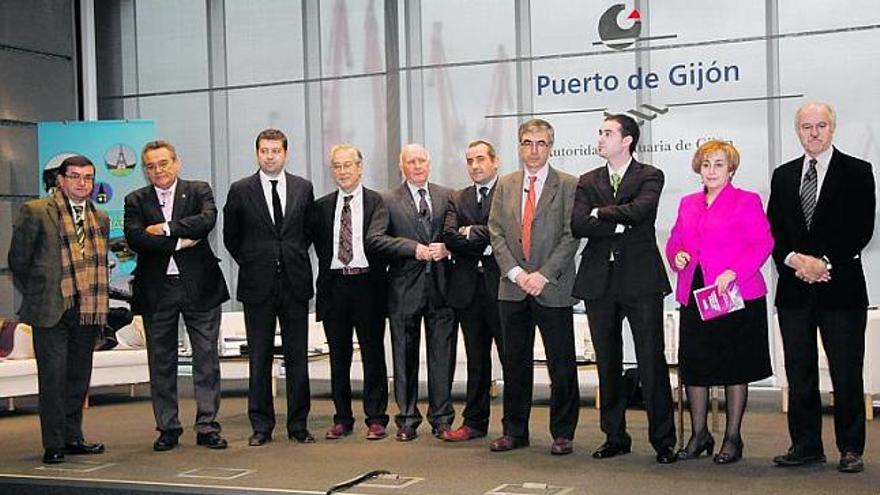 De izquierda a derecha, Manuel Parrondo, Ovidio de la Roza, Enrique Álvarez, Vicente Luque, Ramón Madera, Carlos González Lozano, José Antonio Lago, Javier Rodríguez, Rosa Aza y Fernando Menéndez Rexach, ayer, en El Musel, antes del debate que protagonizaron sobre transporte y logística.