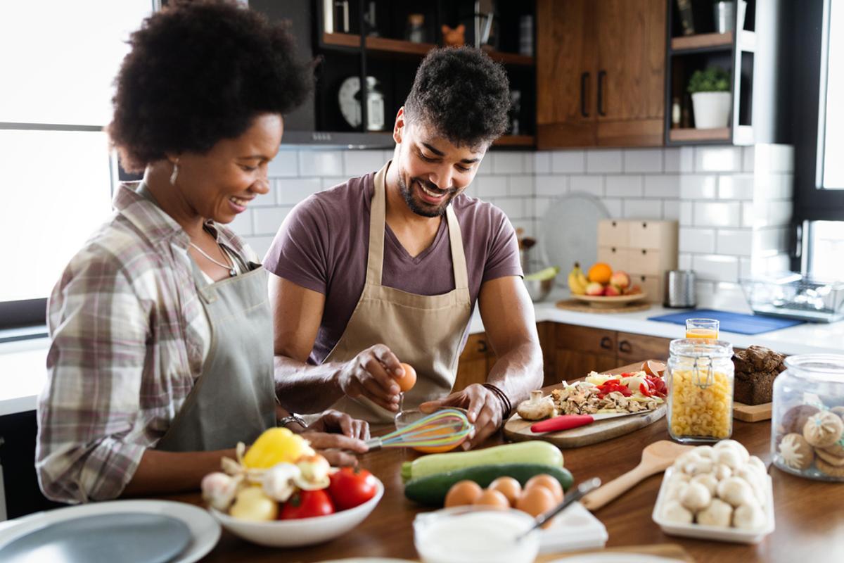 Una pareja cocina en su casa.