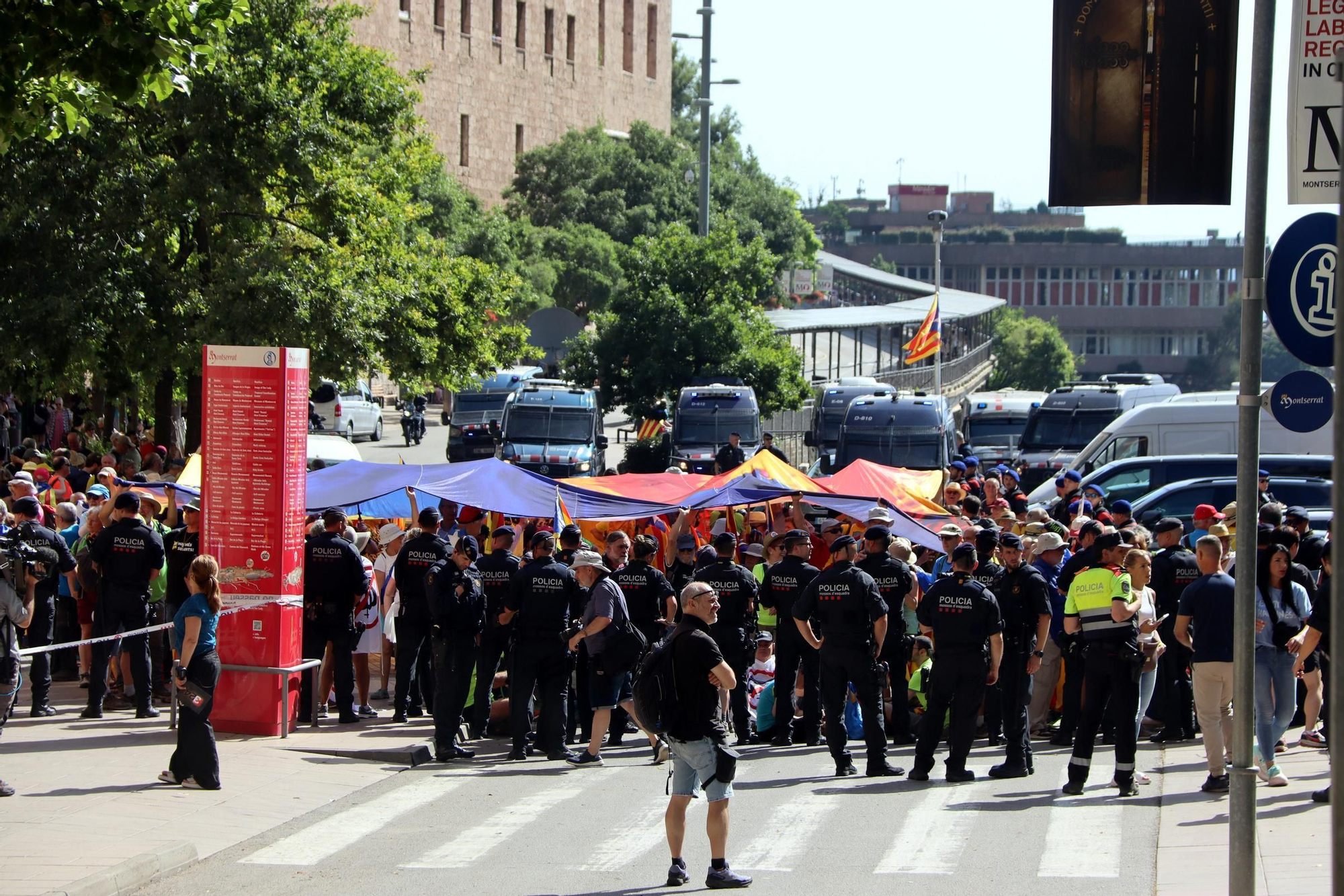 Les fotos de la protesta contra Felip VI a Montserrat