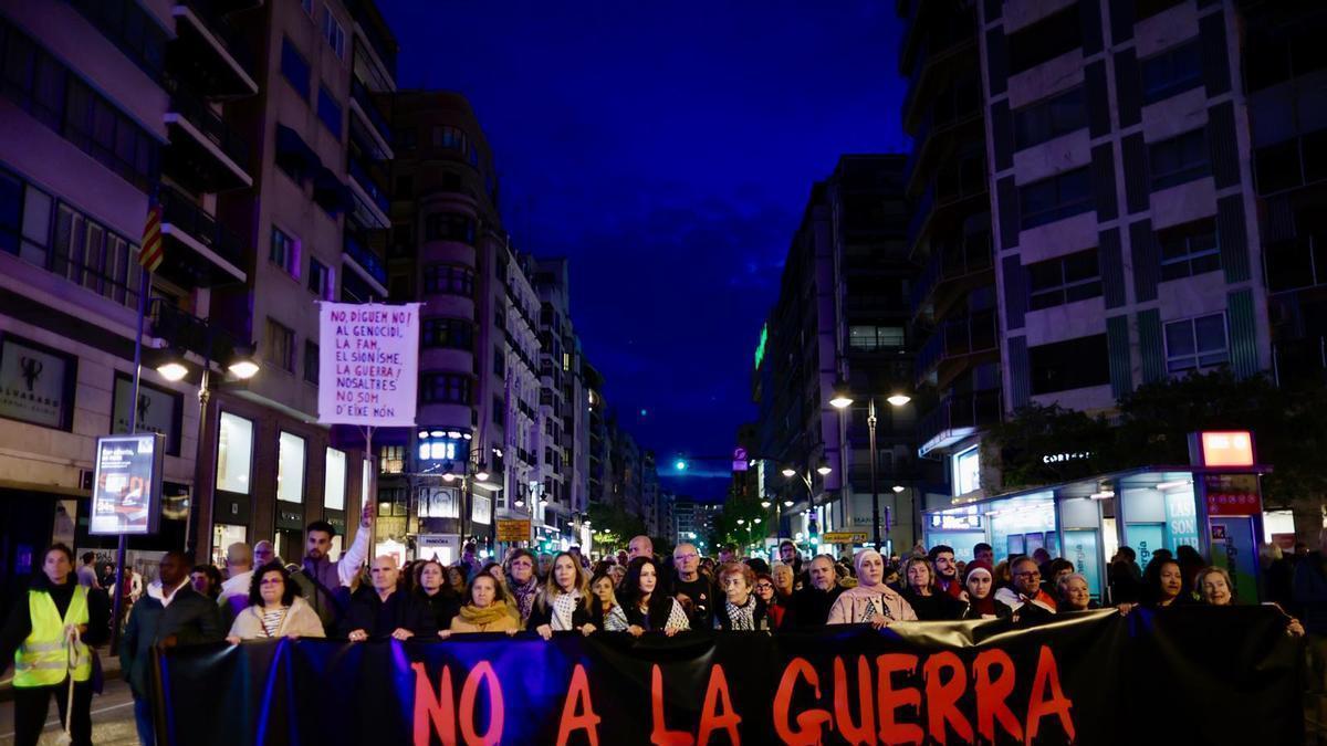 Manifestantes recorren las calles de València en la protesta por la guerra en Oriente Medio