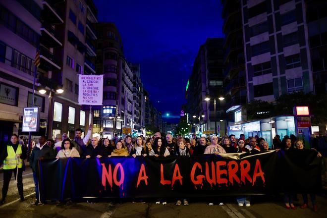 Manifestantes recorren las calles de València en la protesta por la guerra en Oriente Medio