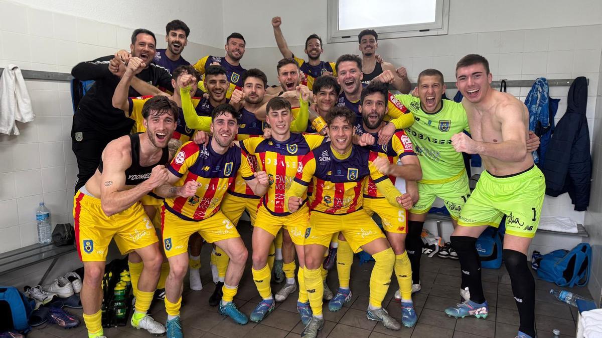 Los jugadores del Andratx celebran en el vestuario su victoria ante el Badalona Fuitur