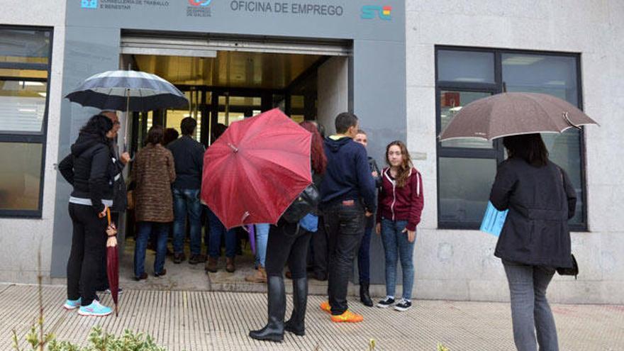 Demandantes de empleo en una oficina del SEPE. // G.Santos