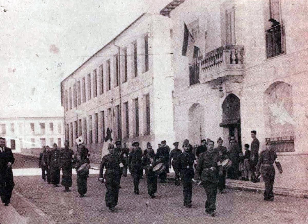 Los voluntarios de Cruz Roja desfilando por la sede de José María Pemán en el Día de la Banderita del año 1951.