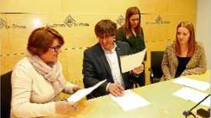 Puigdemont, amb l&#039;esposa i les dues filles de Lluís Maria de Puig.