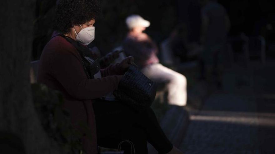 Un hombre pasea por el centro de Santa Cruz. | |CARSTEN W. LAURITSEN