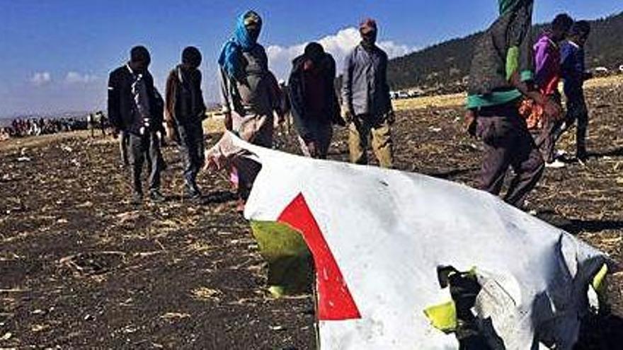 Diverses persones caminen entre les restes de l&#039;aparell que es va accidentar a Etiòpìa