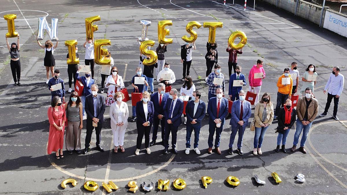 Fotografía de familia de los ganadores de Cosmópolis 16 y las autoridades, ayer, en la cancha deportiva del instituto piloñés.