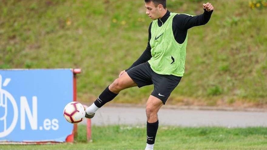 Pedro Díaz golpea el balón durante el entrenamiento de ayer del Sporting.