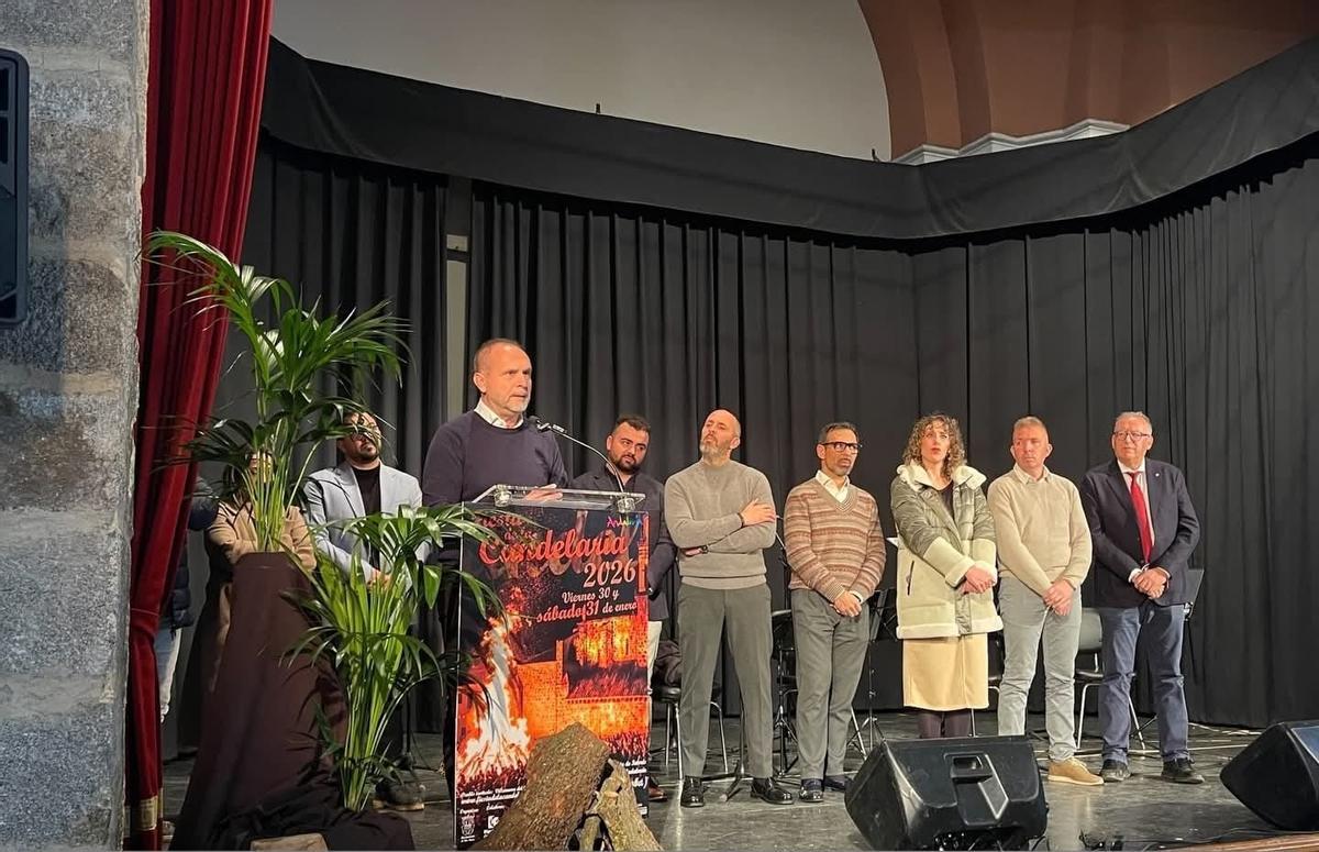 Manuel Torres, junto al resto de autoridades, se dirige a los vecinos durante la inauguración de la Fiesta de la Candelaria.