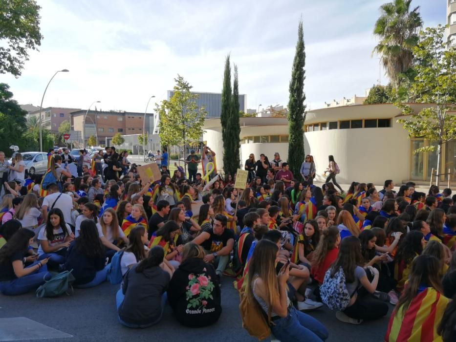 Centenars d'estudiants es manifesten a Figueres