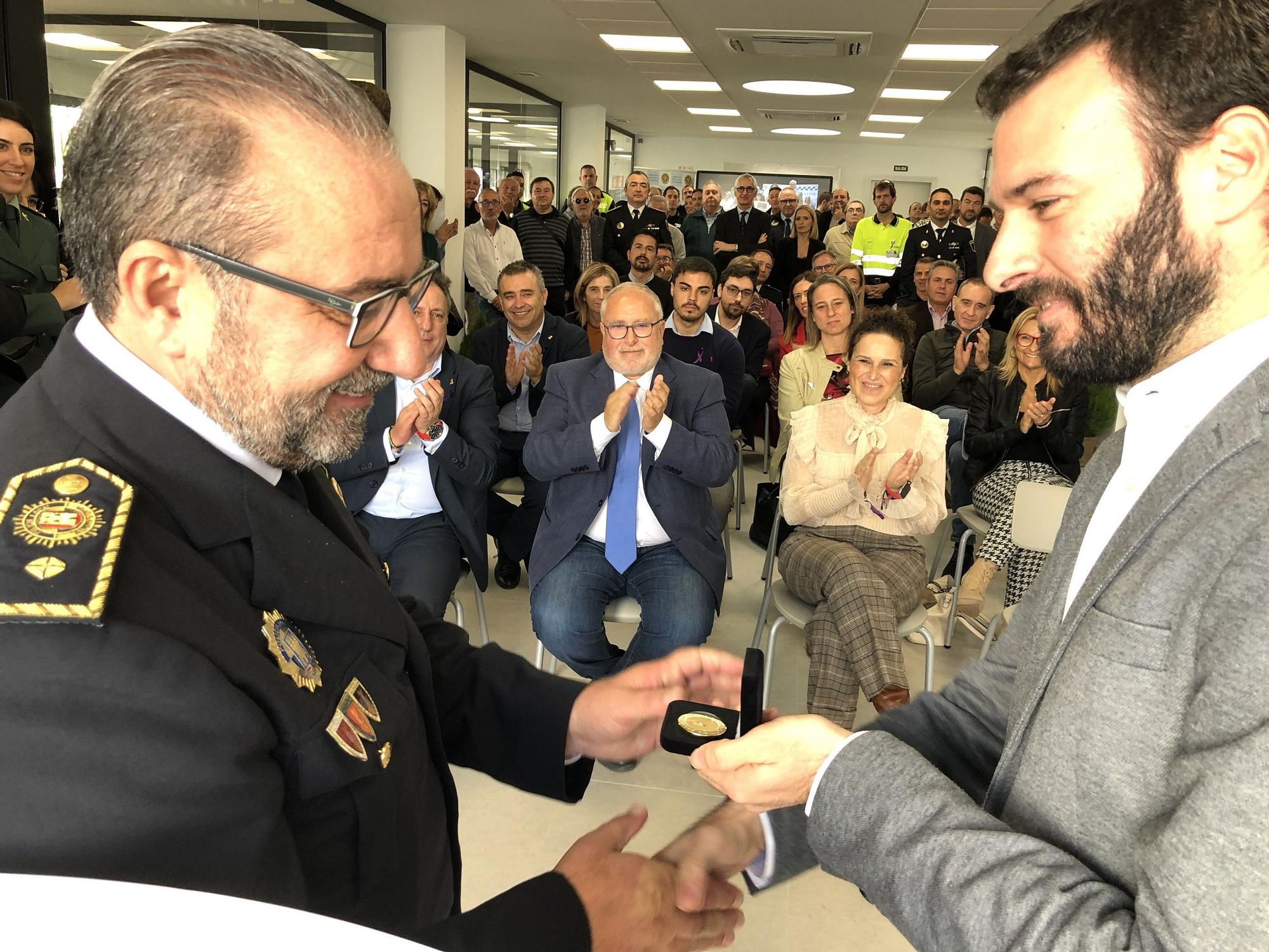 Momento en el que han entregado a Roberto Verdoy la medalla al mérito de Protección Civil.