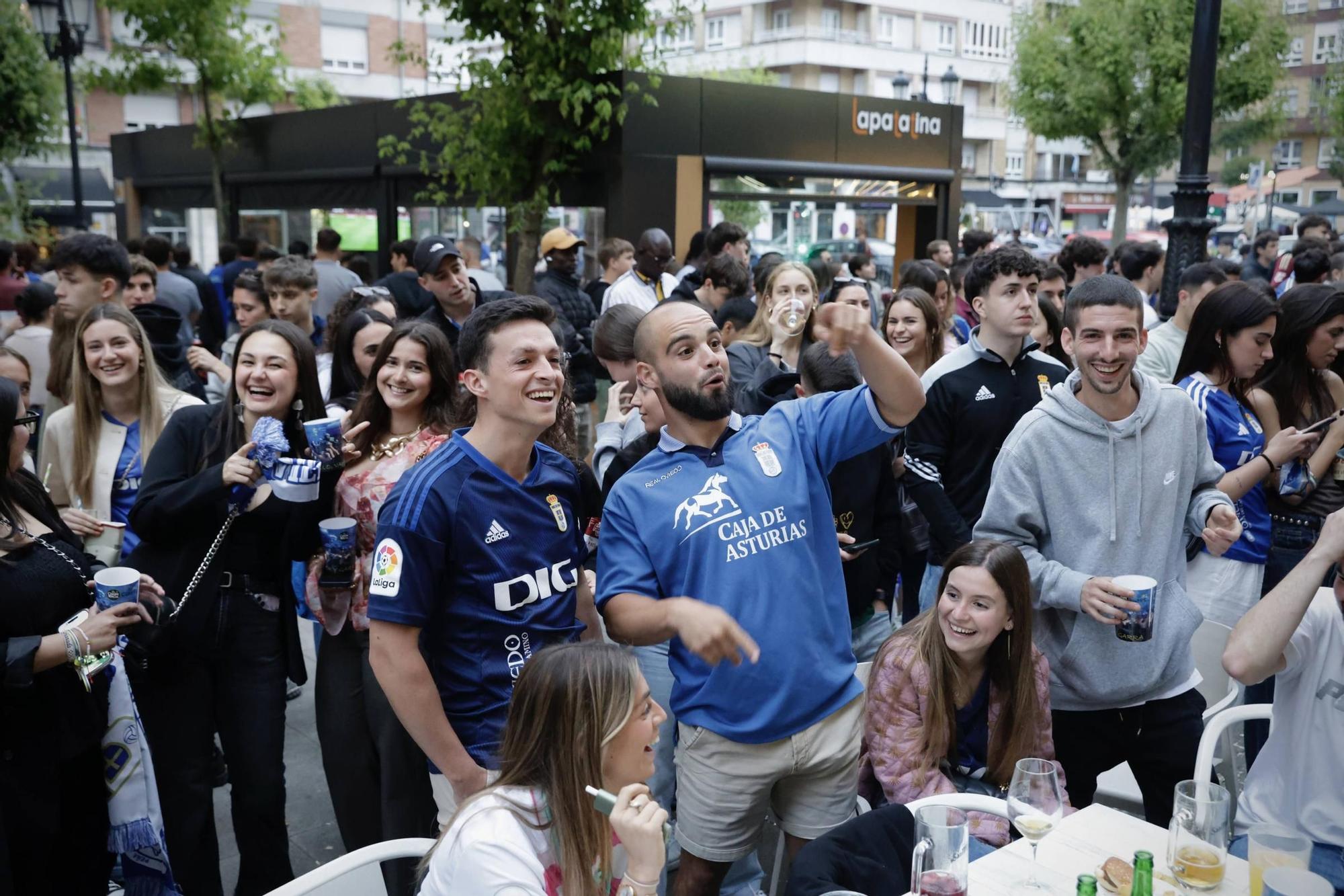 Así celebró la afición azul en Pedro Miñor la victoria del Oviedo en Almería