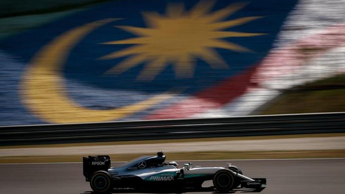 El Mercedes de Hamilton se averió a 15 vueltas del final en Malasia