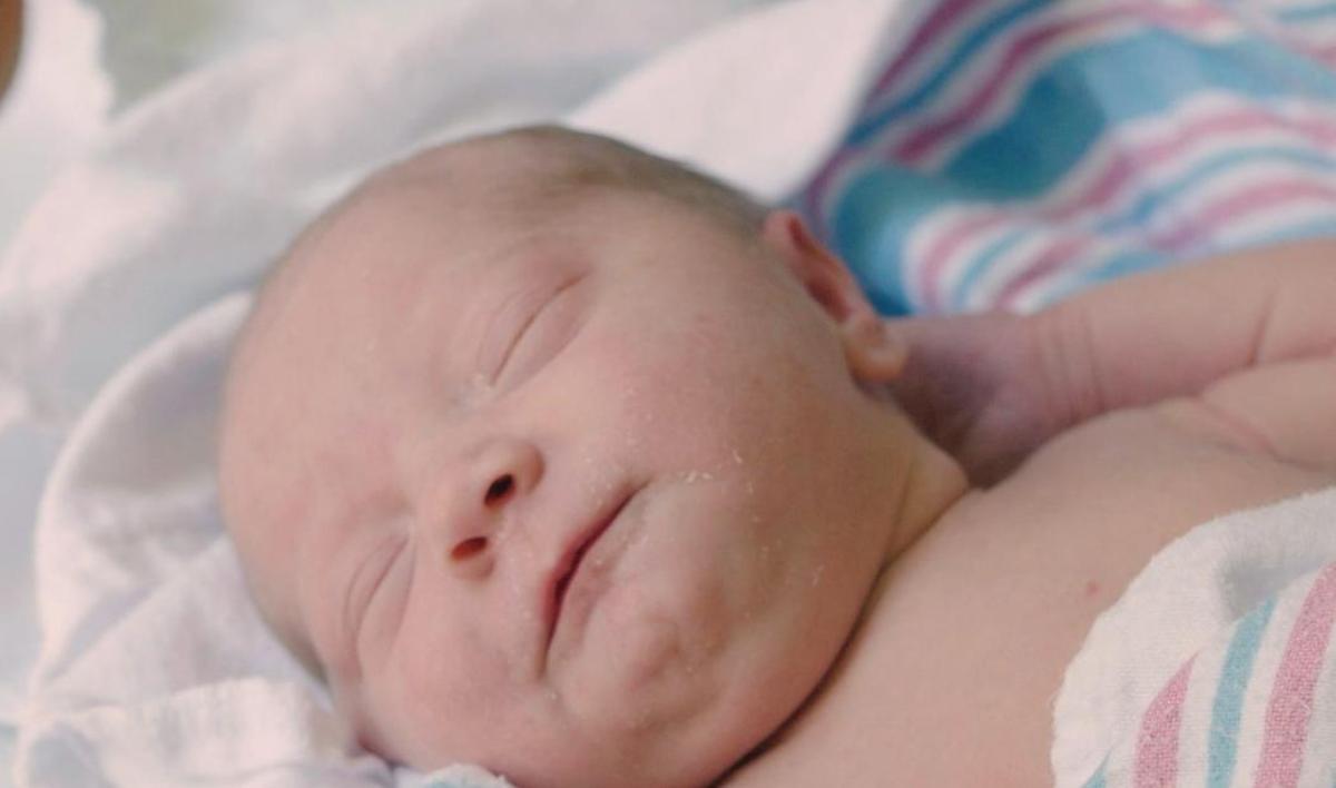 El contacto piel con piel, amor y calor desde el primer minuto para los bebés prematuros con Aprem