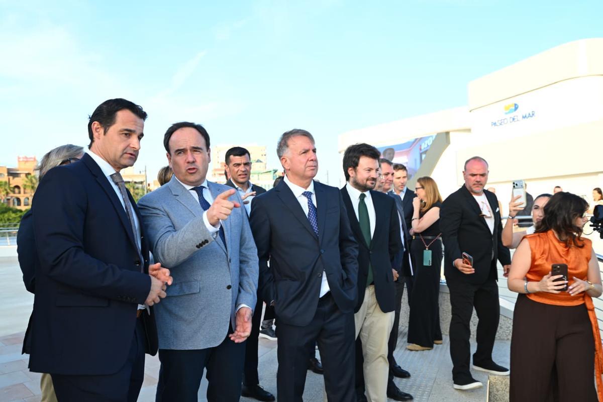 Torrevieja estrena el Paseo del Mar como nuevo espacio de ocio en el puerto