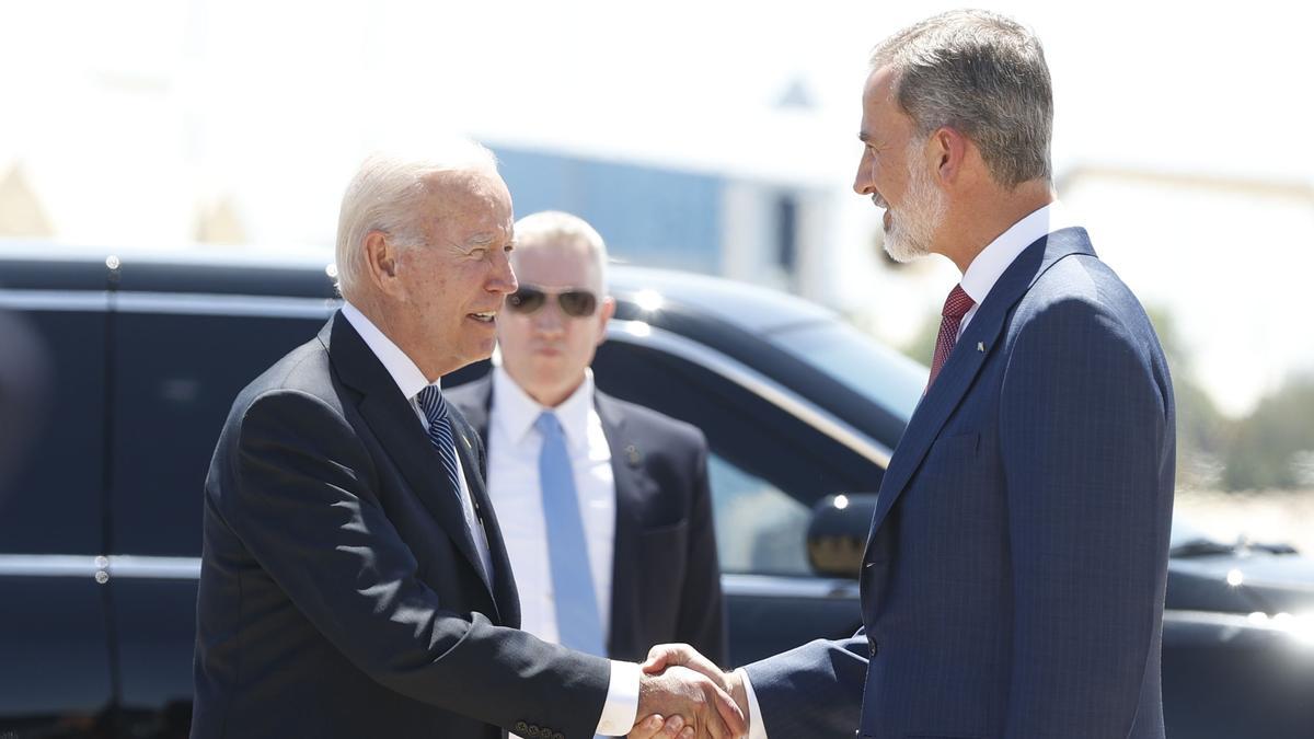 TORREJÓN DE ARDOZ (MADRID), 28/06/2022.- El rey Felipe VI (d) recibe al presidente de Estados Unidos, Joe Biden (i), este martes en la Base Aérea de Torrejón de Ardoz, en Madrid, para asistir a la cumbre de la OTAN que se celebra hasta el jueves 30 de junio. TORREJÓN DE ARDOZ (MADRID), 28/06/2022.- El rey Felipe VI (d) recibe al presidente de Estados Unidos, Joe Biden (i), este martes en la Base Aérea de Torrejón de Ardoz, en Madrid, para asistir a la cumbre de la OTAN que se celebra hasta el jueves 30 de junio. EFE/ J. J. Guillén POOL
