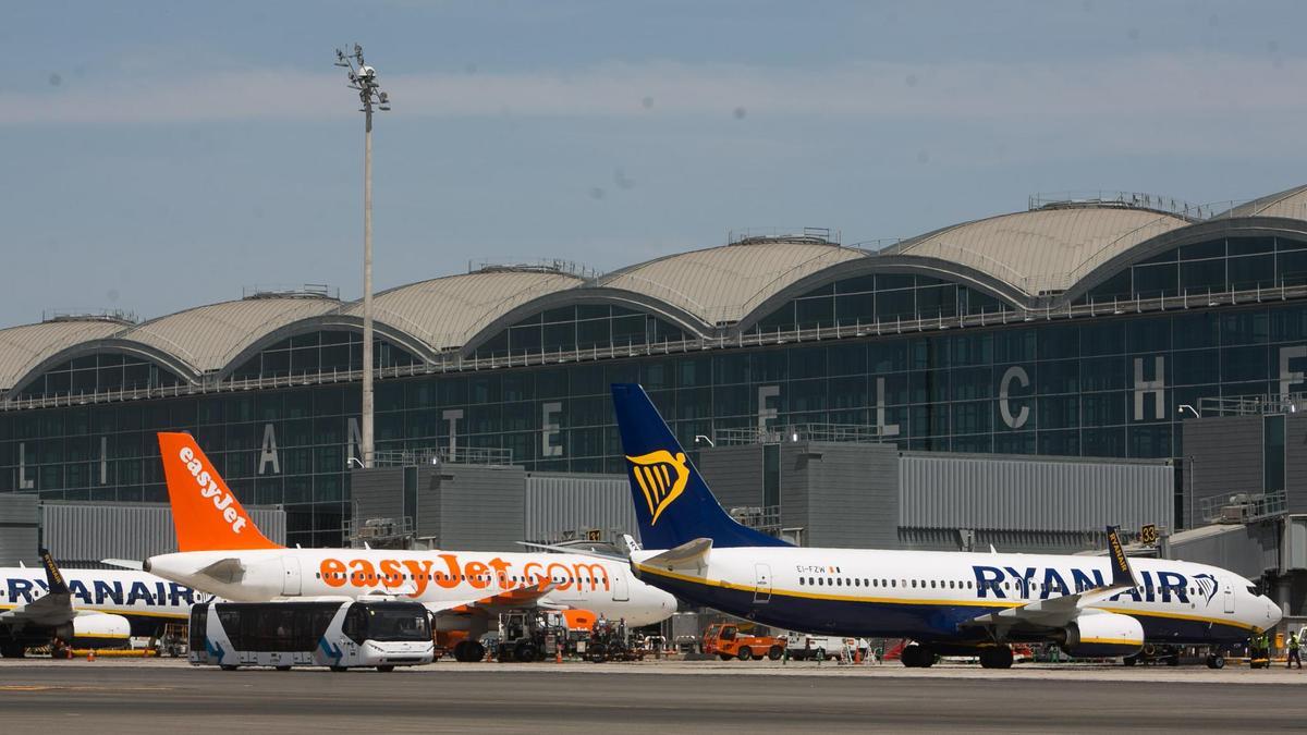 Aviones ingleses estacionados en el aeropuerto en una imagen de archivo