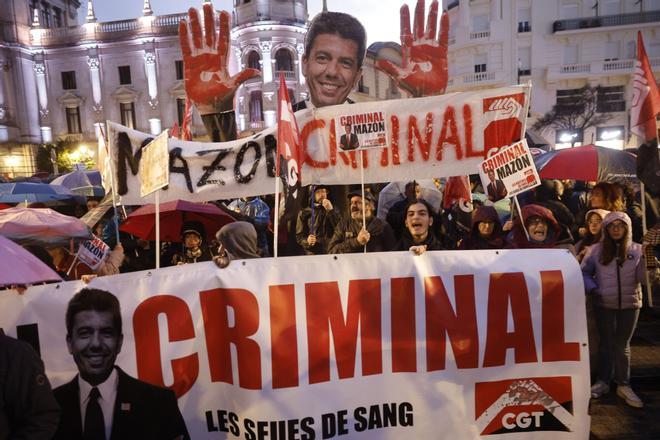 Una multitud valenciana pide la dimisión de Mazón por cuarta vez