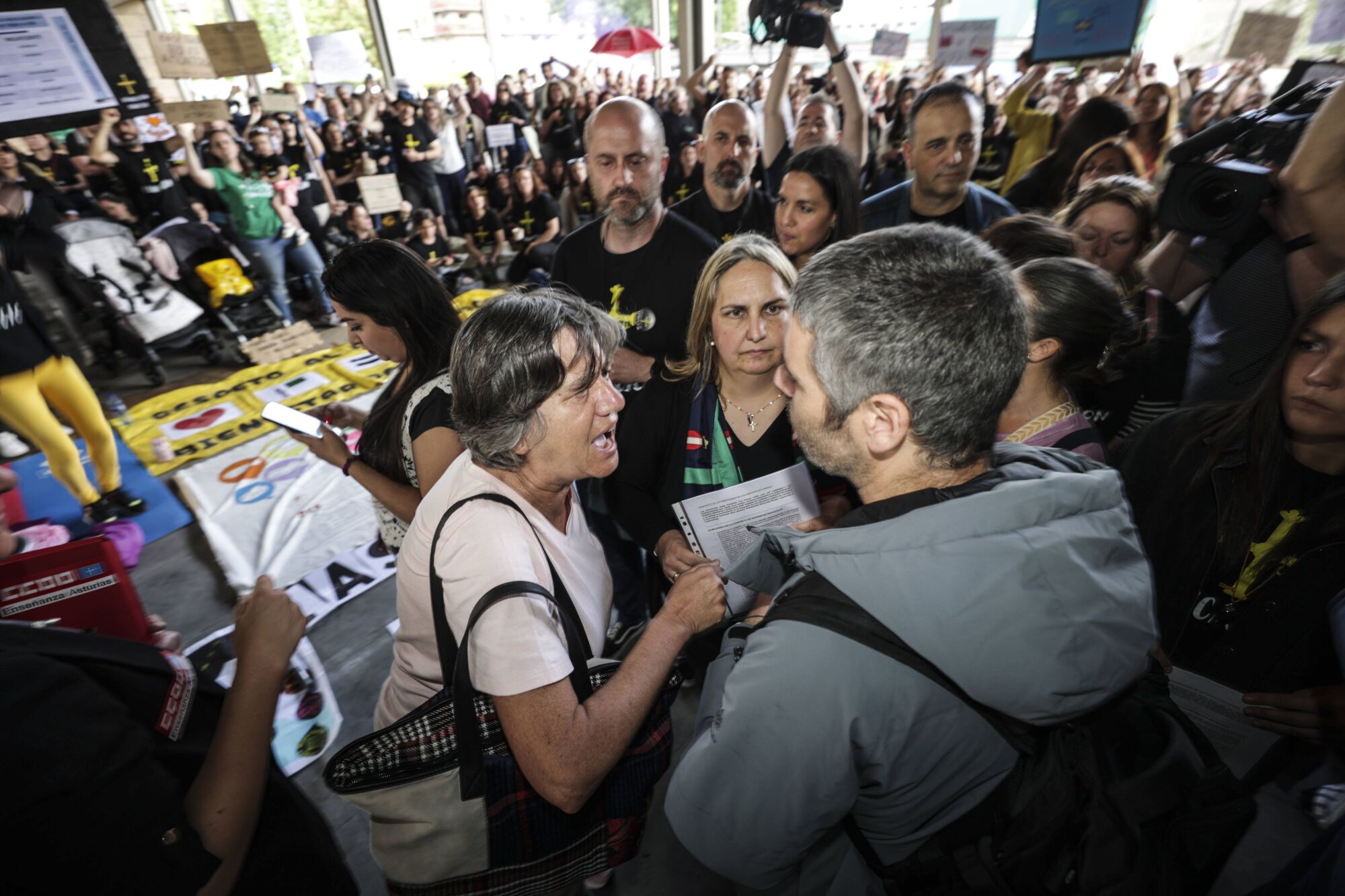 Concentración de los profesores durante la reunión de sindicatos y Principado