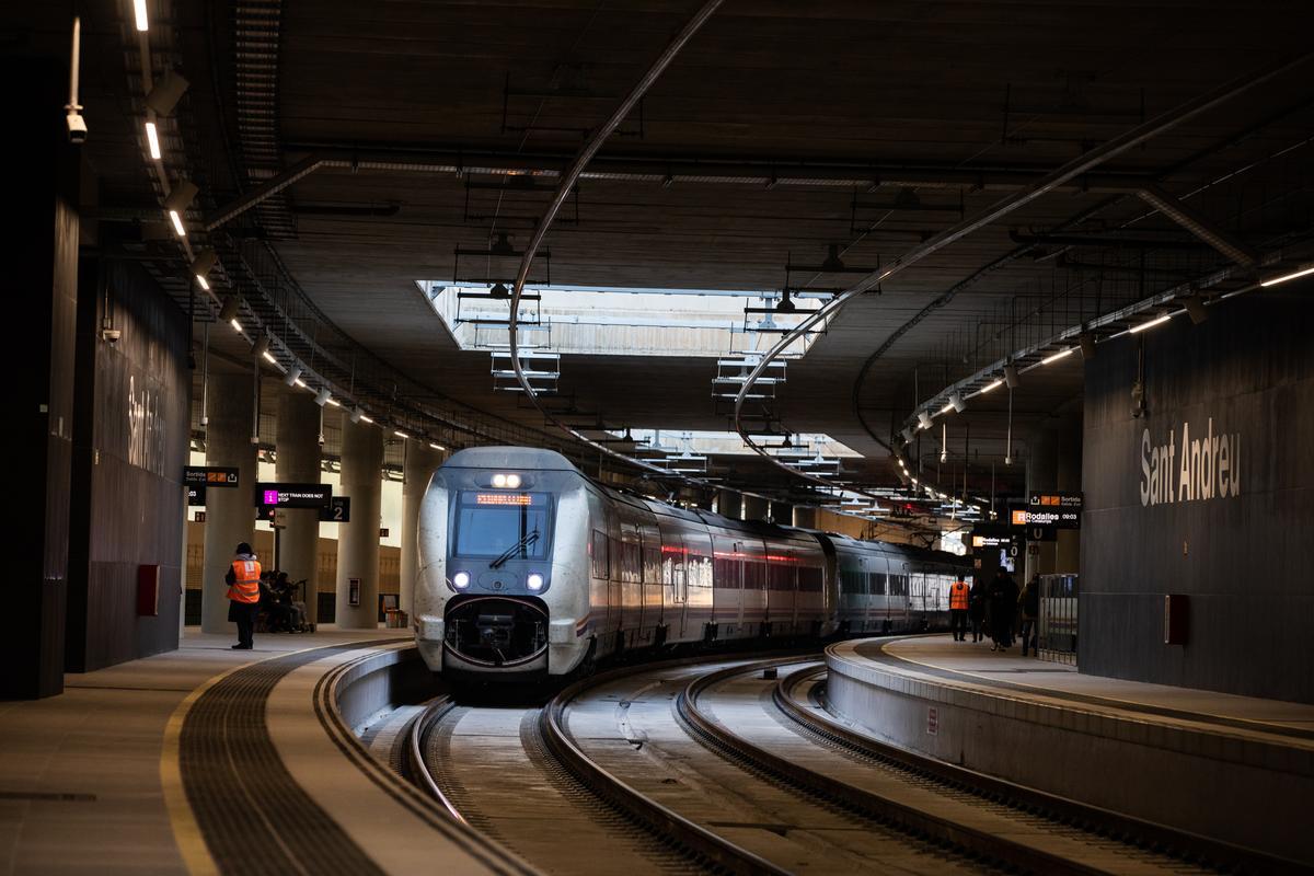 Un tren circula por el interior de la nueva estación de Sant Andreu