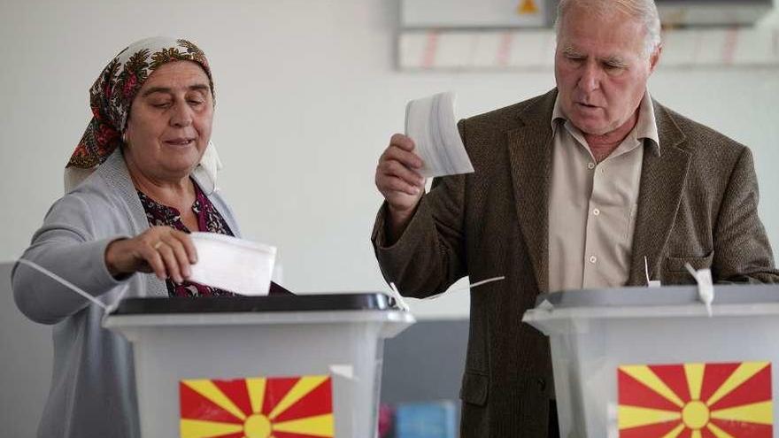Albanos, votando en el referéndum para el cambio de nombre de la antigua república yugoslava. // Efe