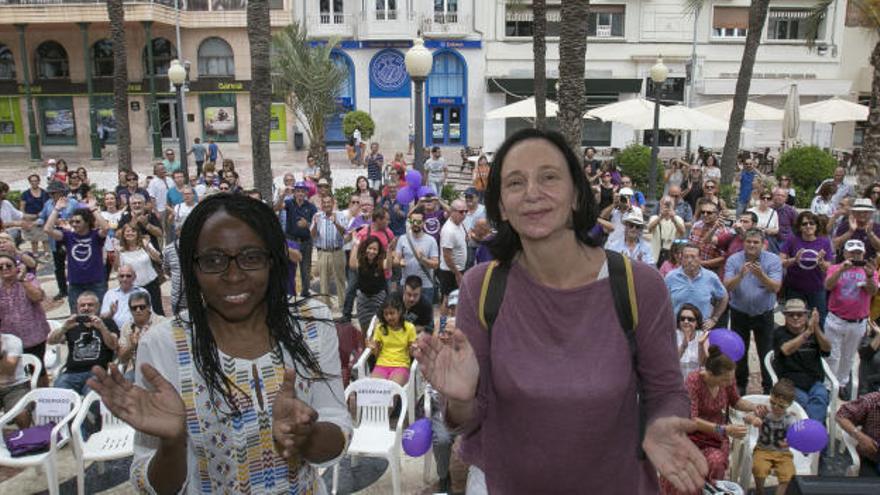 Carolina Bescansa con la candidata al Congreso por Alicante, Rita Bosaho, esta mañana en Alicante