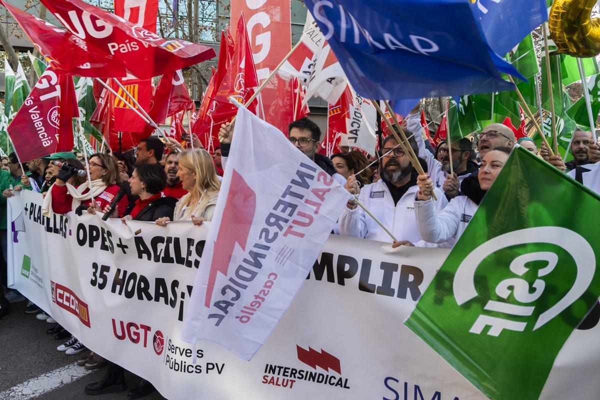 Valencia. VLC. Concentracion de medicos ante la Conselleria de Sanidad para protestar por los incumplimientos del conseller Marciano Gomez y para pedir que se cumpla el acuerdo de las 35 horas suscrito con el consell del Botanic
