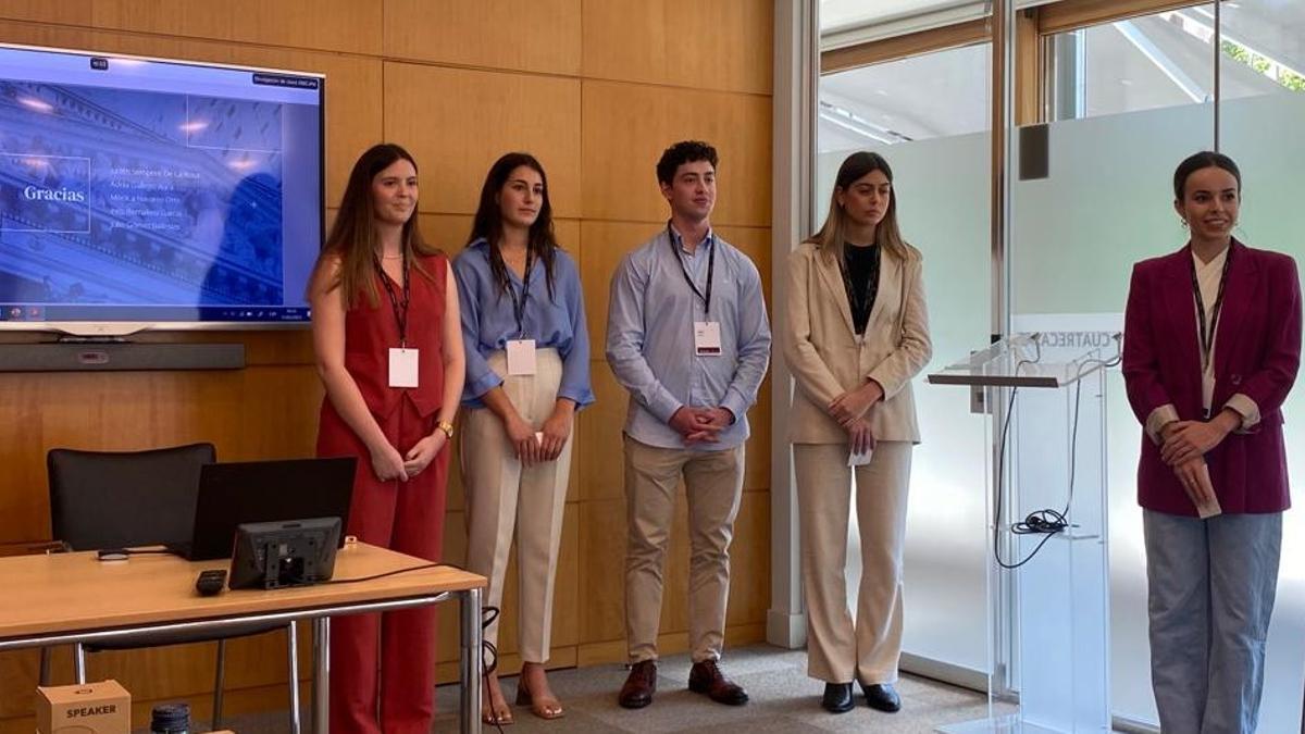 Los alumnos ganadores de la VI edición del Premio a la Excelencia Jurídica UCH CEU  Cuatrecasas