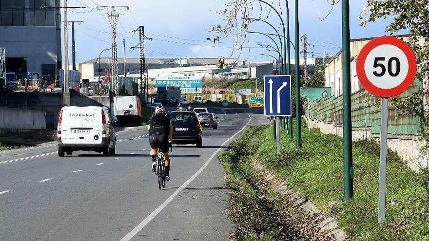 Tramo de la avenida de la Diputación, en Sabón, en el que está prevista la rotonda.