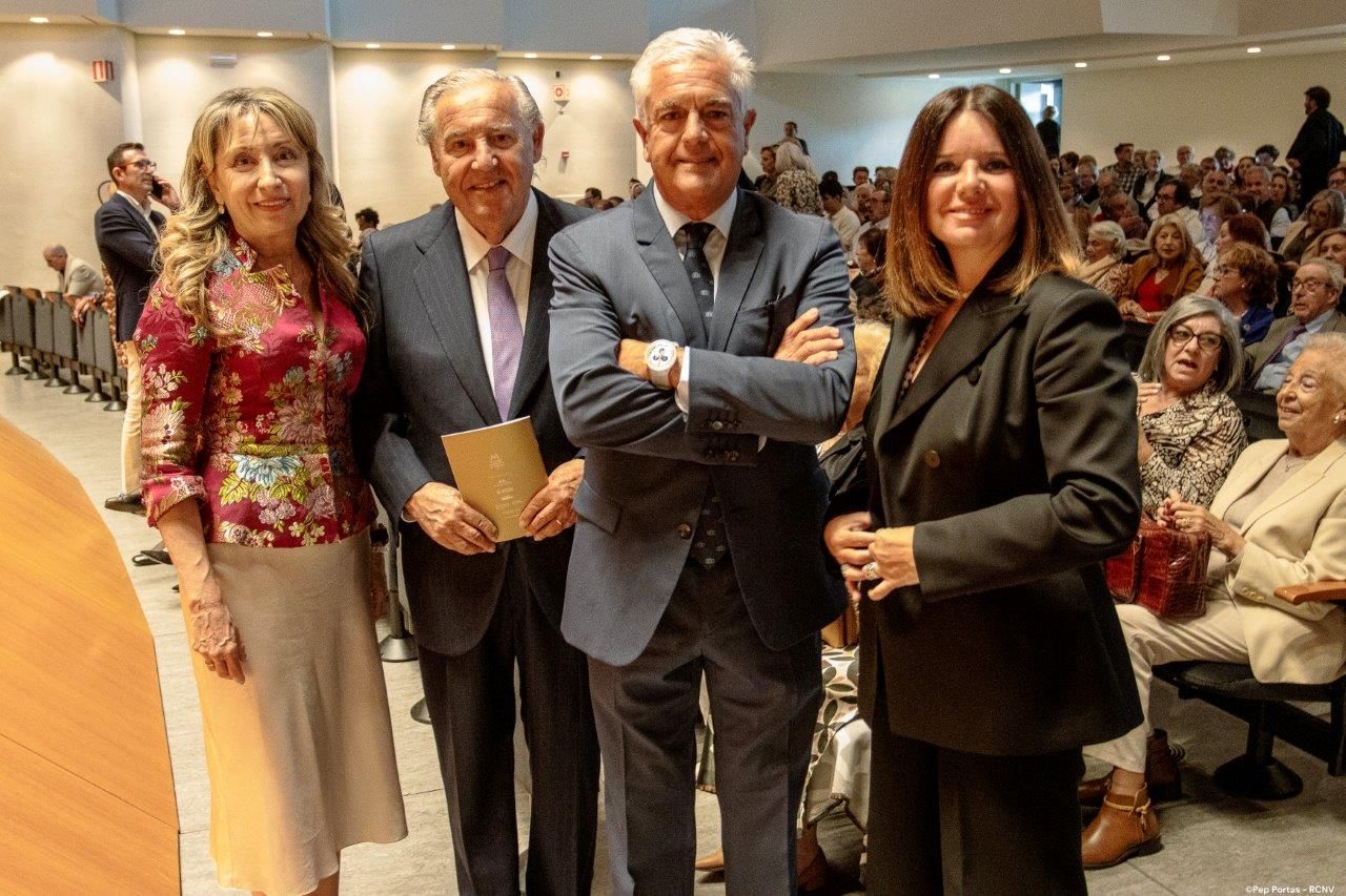 La presidenta del Colegio de Médicos,la Dra. Mercedes Hurtado Sarrió; junto a otro premiado, Ole Andresen, Pte. del Club de Tenis Valencia y la Pta. del Real Club Náutico, Marisa Arlandis..JPG