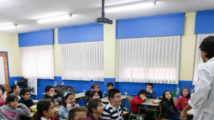 Los alumnos del colegio Quirinal, ayer, durante la explicación.