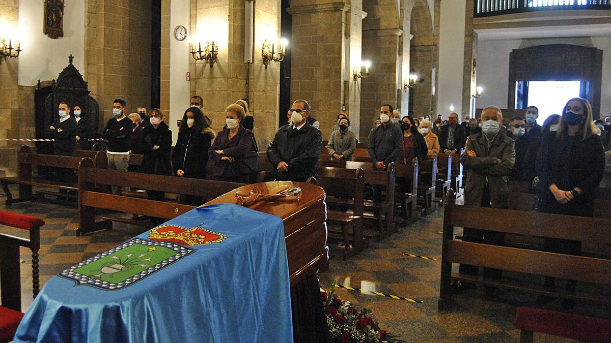 Un momento del funeral de Juan Camino, con el féretro cubierto por la bandera de Siero. | A. I.