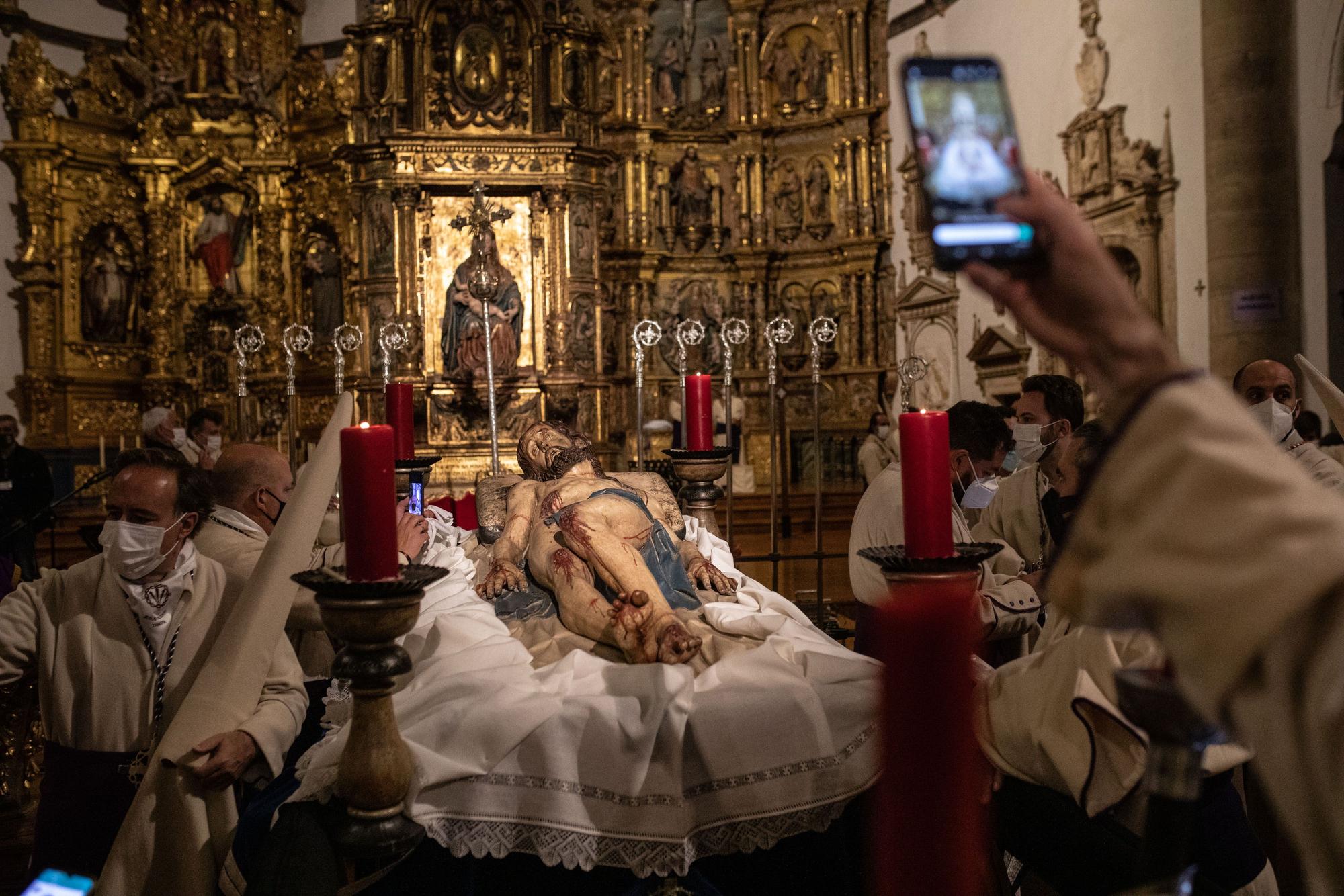 GALERÍA | Las mejores imágenes de la procesión de Jesús Yacente