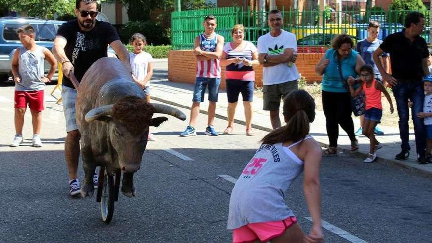 Una niña se atreve a ponerse delante del carretón.