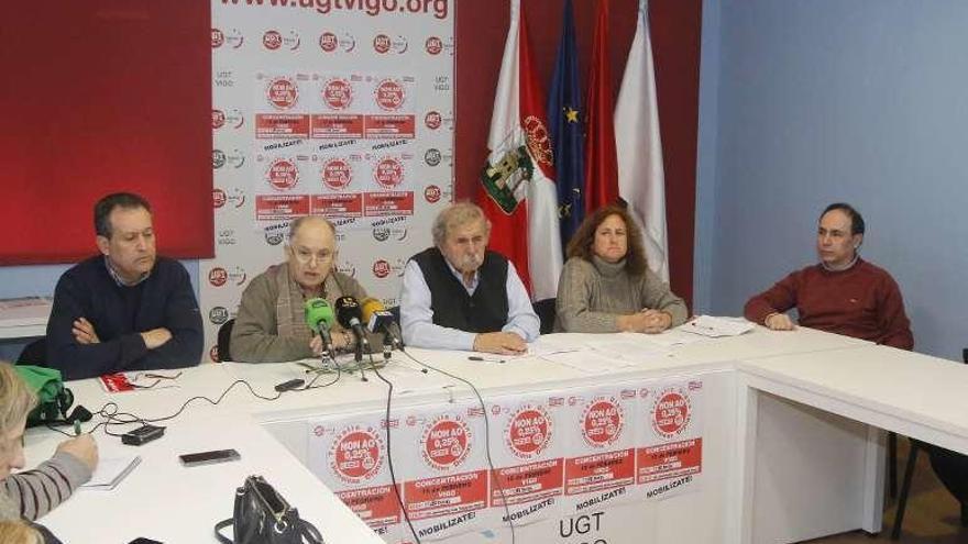 Miembros de UGT y CC OO anunciaron las movilizaciones . // Alba Villar
